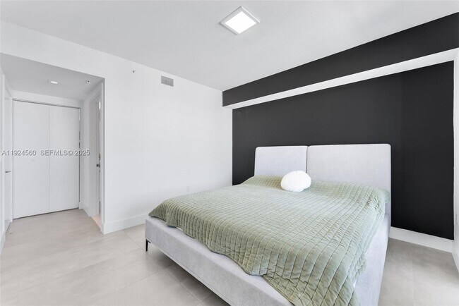 Building Photo - 300 Sunny Isles Blvd