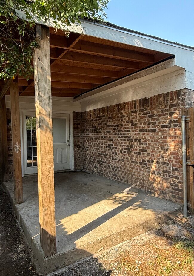 Building Photo - 1618 Beach Ln