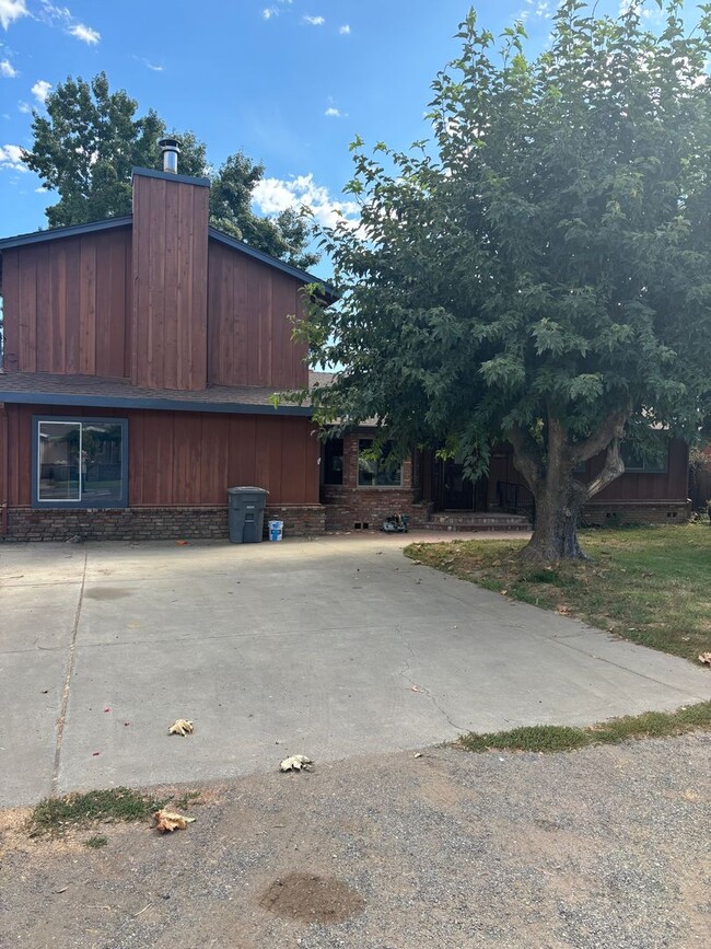 Building Photo - 4 B/R 2 1/2 BA House in Gridley AVAILABLE ...