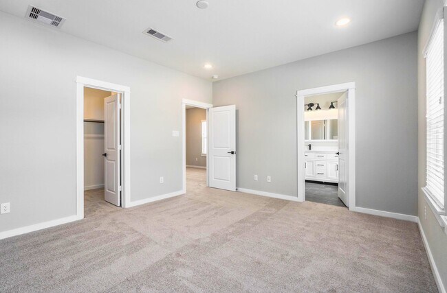 Building Photo - 8440 Berry Brush Ln