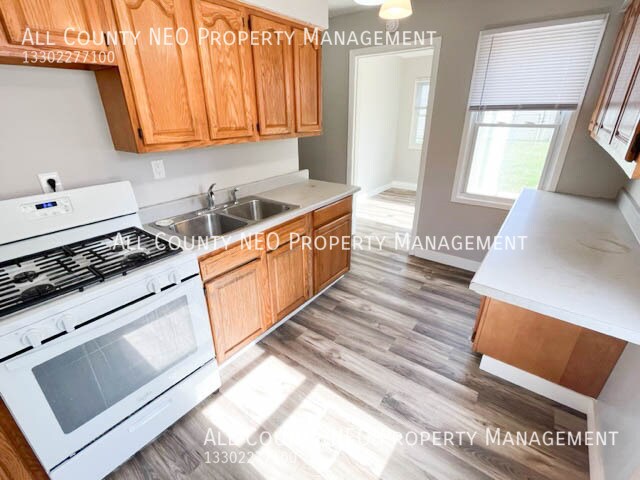 Building Photo - 835 Staeger St