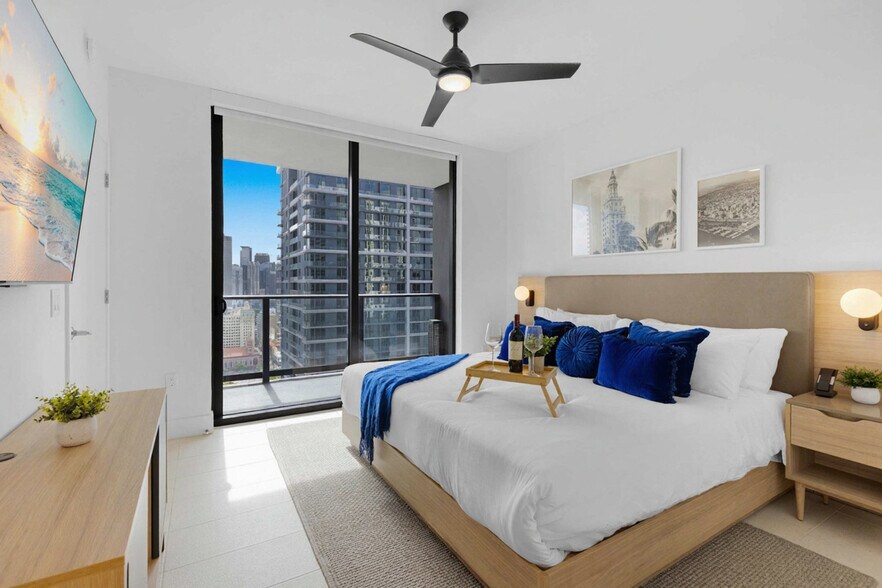 Building Photo - 601 NE 1st Ave