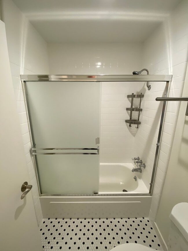 Building Photo - Gorgeous Remodeled 1BR Condominium in Sharon Heights