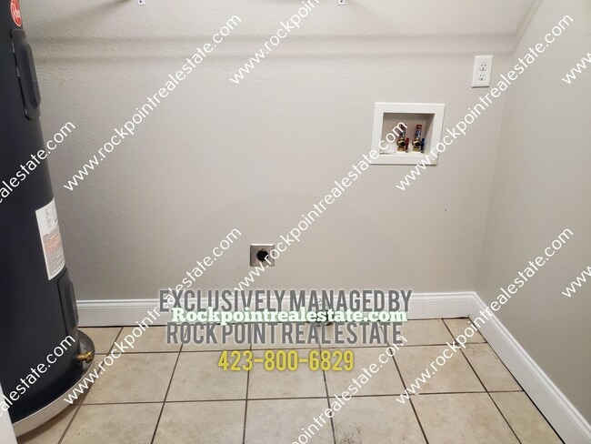 Building Photo - 3 Bedroom 2 Bath Townhouse