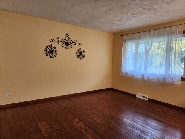 Building Photo - 9225 Carol Ann Dr
