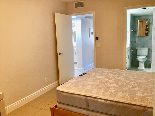 Building Photo - 1004 Newcastle A