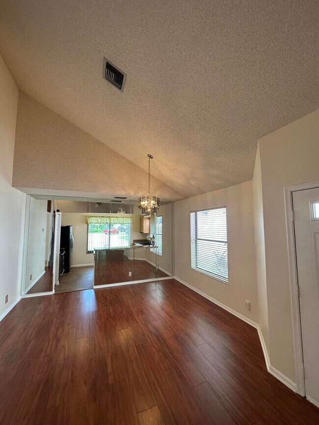 Building Photo - 80 Tara Lakes Dr W