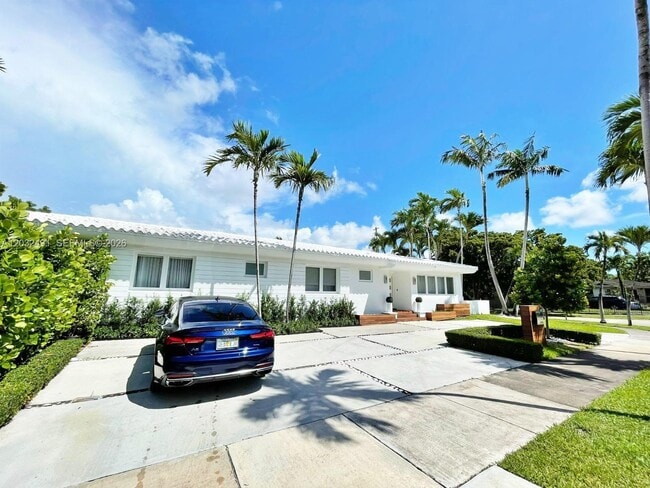 Building Photo - 290 Shore Dr E