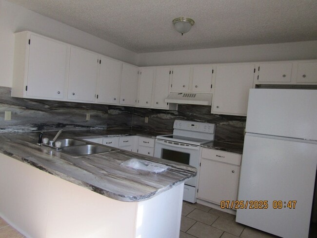 Building Photo - Very nice two-bedroom townhome, located in...