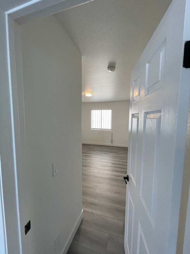 Building Photo - 206 S Rose Ave