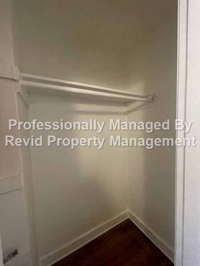 Building Photo - Newly Renovated 2 Bed 1 Bath near U of M!