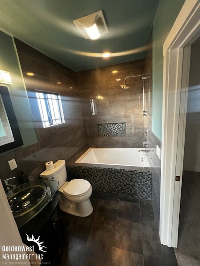 Building Photo - Beautiful 2Bdm 1.5Ba Home in the Heart of Los Angeles