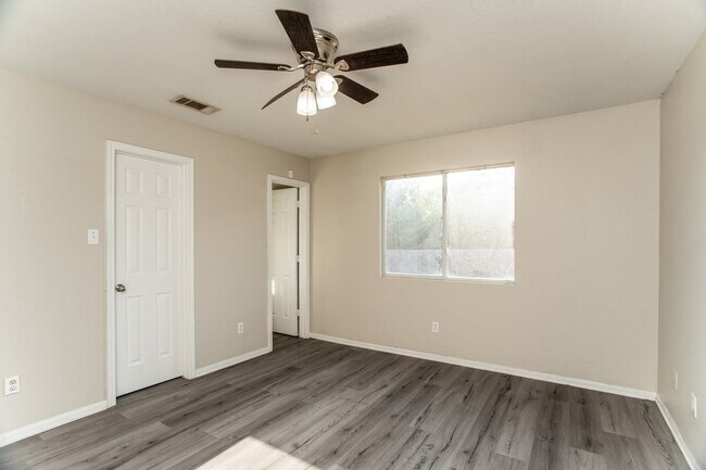 Building Photo - 3003 John Porter Dr