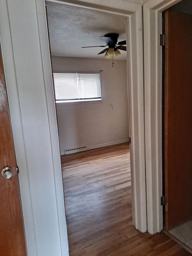 Building Photo - 949-4 Pendragon 426-426 1/2 Polk Street