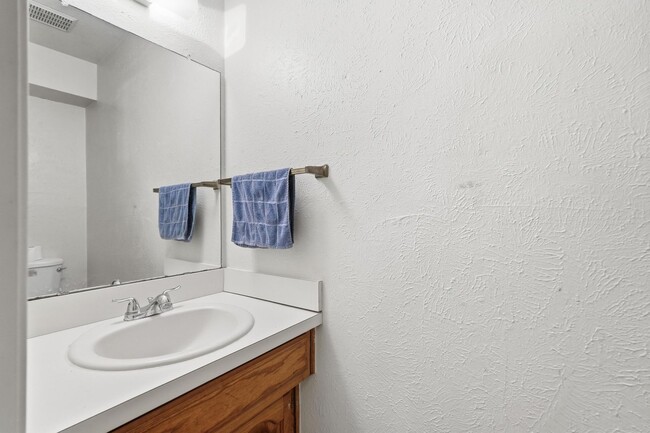 Building Photo - Charming 4 Bedroom 2.5 Bath Home In RISD!