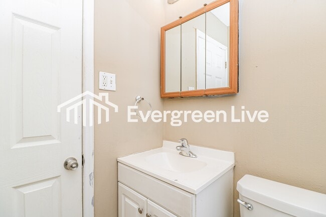 Building Photo - 230 W St Anthony Ln