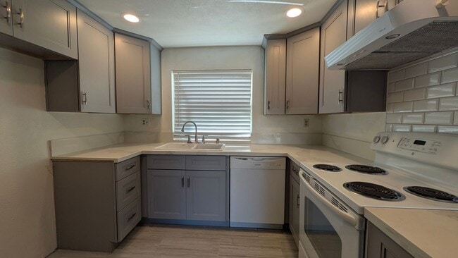 Building Photo - Cute two bedroom condo