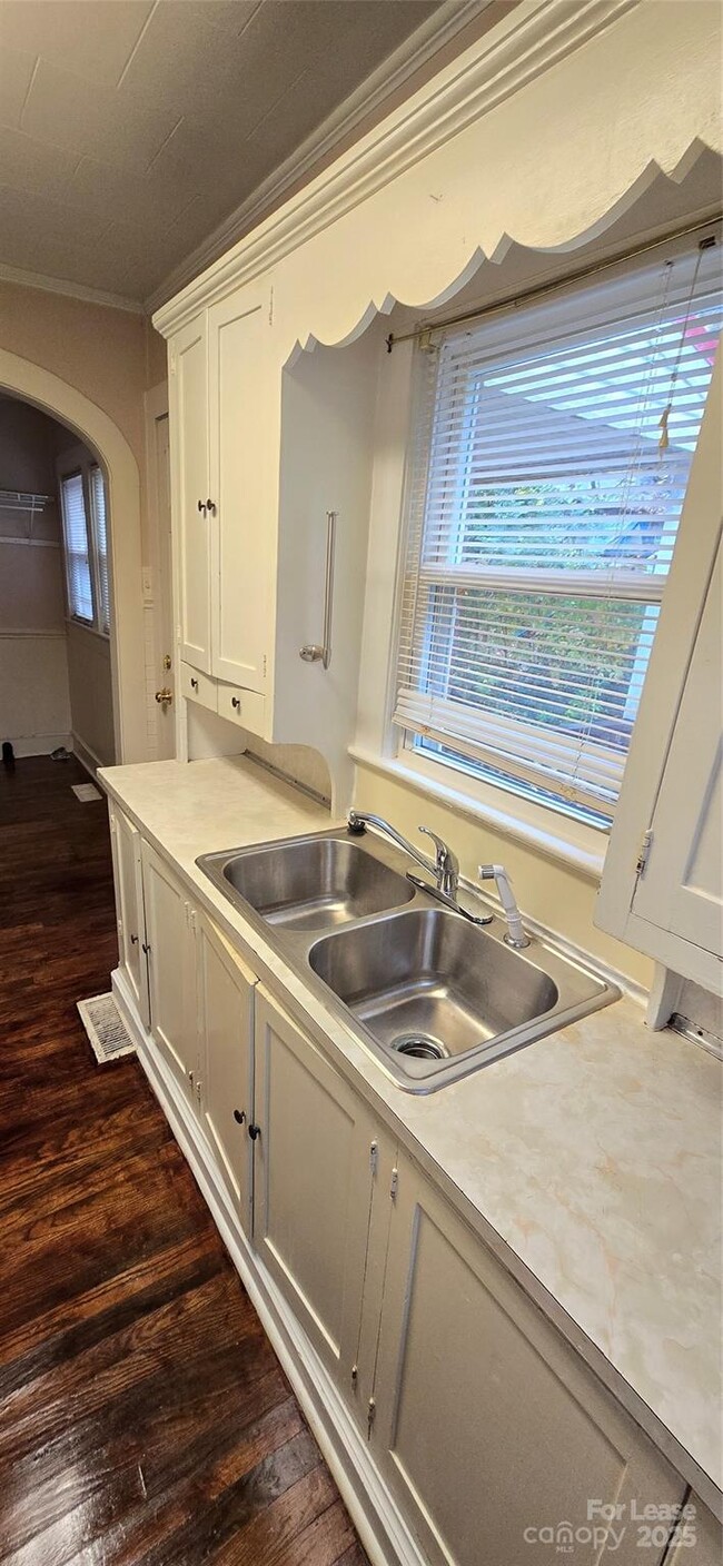 Building Photo - 206 Willow St SW