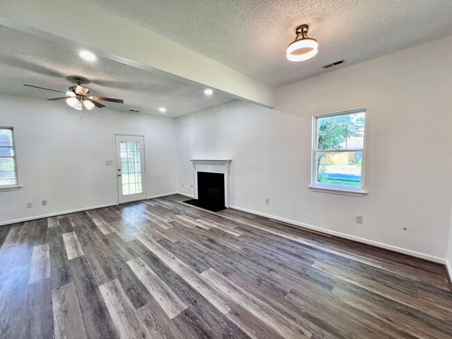 Building Photo - Newly remodeled 3 bed 2.5 bath townhome in...