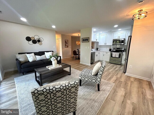 Building Photo - 1113 The Woods