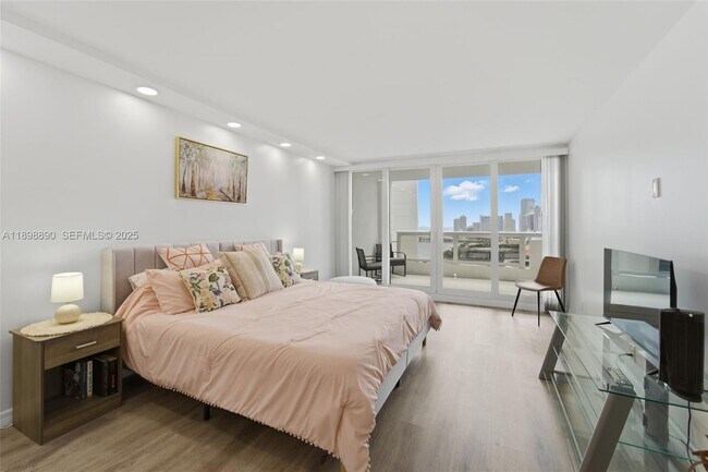 Building Photo - 1717 N Bayshore Dr