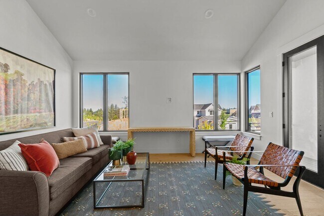 Building Photo - Exquisite Town home living: Bends desirabl...