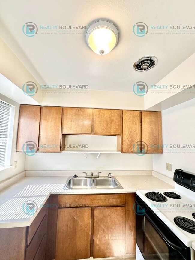 Building Photo - 1 Bedroom 1 Bath + Office next to Idlewild Park & the Truckee River