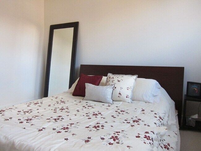 Building Photo - Stunning 2 Bedroom 2 Bath condo, with 2 Parking spots in the heart of vibrant Kirkland for Rent