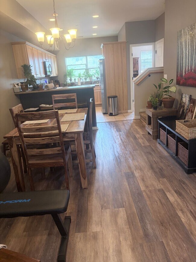 Building Photo - Beautiful Lightner Creek Townhome