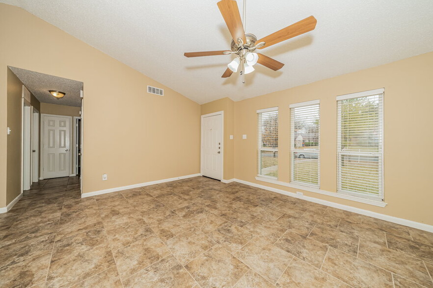 Building Photo - 1205 High Valley Dr