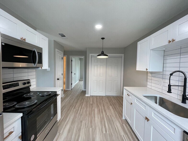 Building Photo - 1603 Benttree Dr