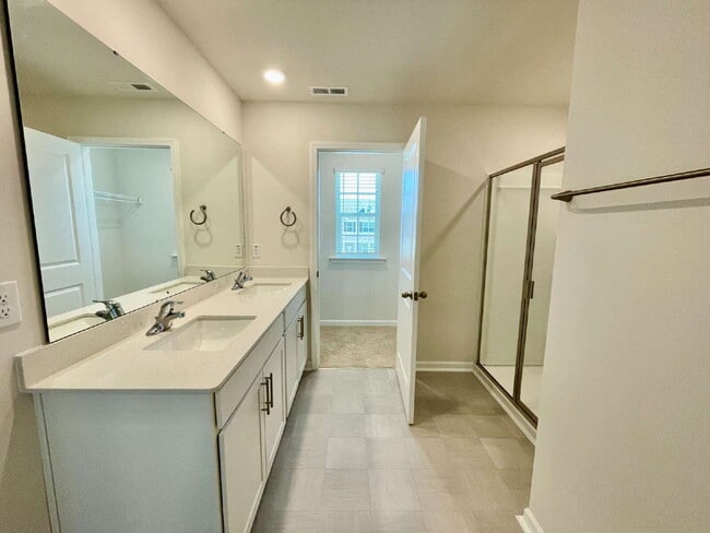 Building Photo - Spacious 5-Bedroom Haven With 3 Full Baths...