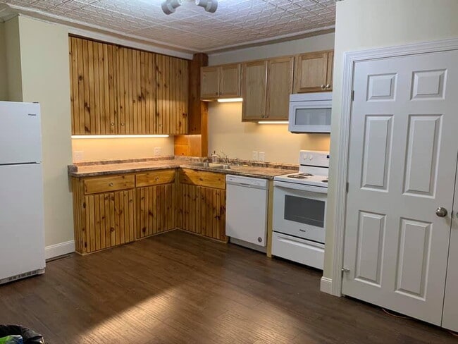 Building Photo - 1ST FLOOR!  3-bedroom unit located on a quiet dead-end street!