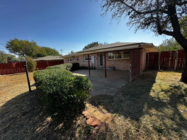 Building Photo - Three bedroom in central Lubbock