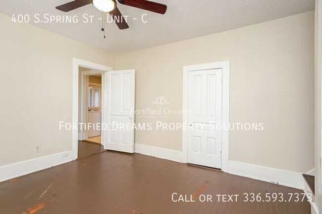 Building Photo - 400 S.Spring St - Unit-C