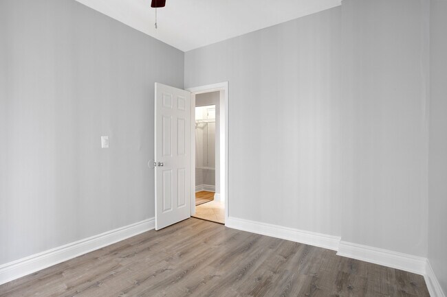 Building Photo - 4520 N Clarendon Ave