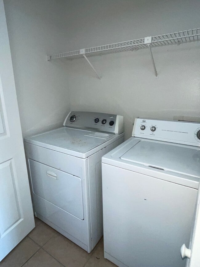 Building Photo - 3/2 Home Available now!