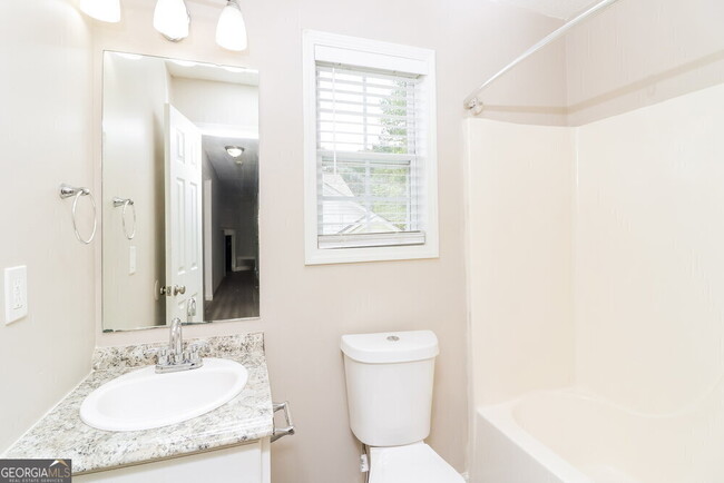 Building Photo - 425 River Trace Dr