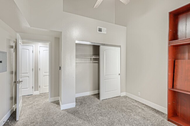 Building Photo - Discover this spacious and well-appointed 2-bedroom + office/den, 2-bath condo located in the hig...