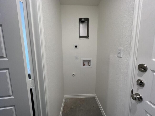 Building Photo - 113 Wind Ridge Dr