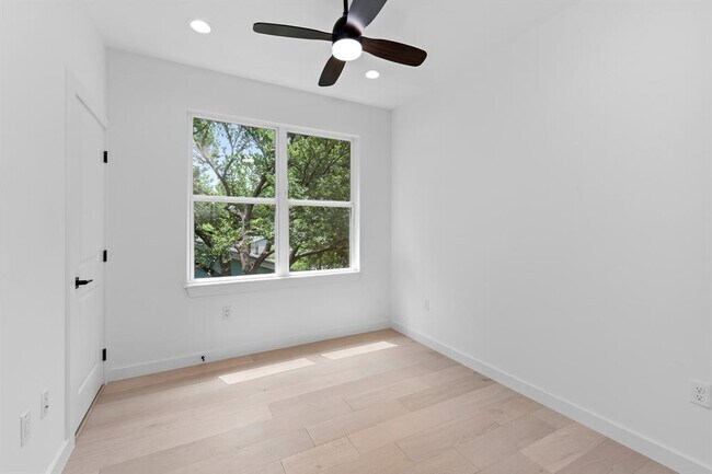 Building Photo - 5305 Ledesma Rd