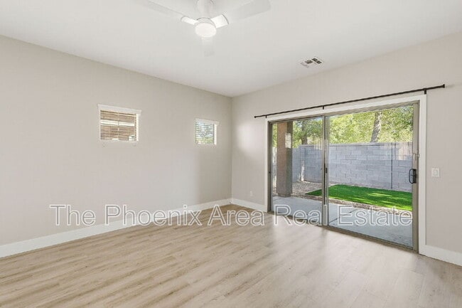 Building Photo - 554 E San Carlos Way