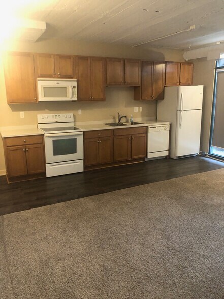 Building Photo - 401 W Shoreline Dr