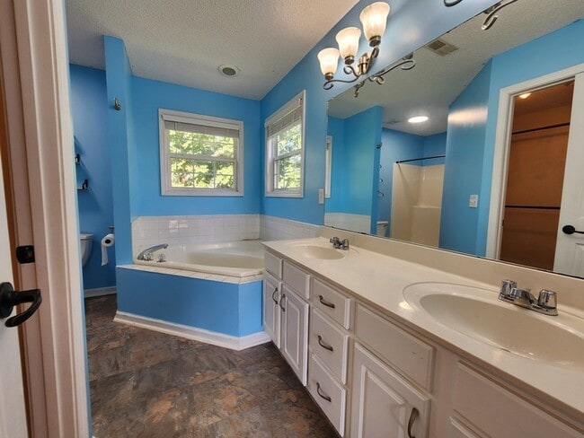 Building Photo - 1680 Barrywood Cir E