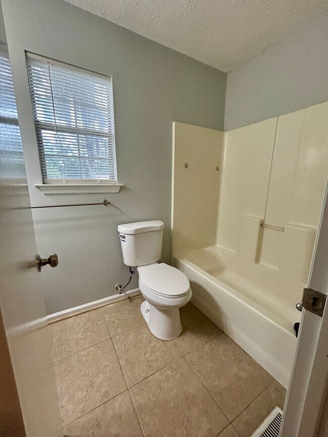 Building Photo - 166 Bordeaux Ln
