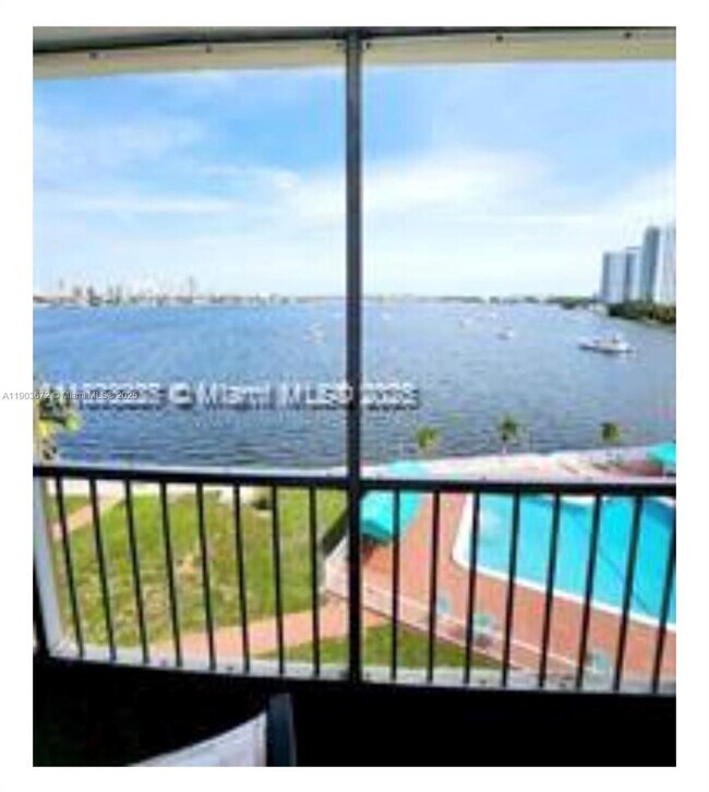 Building Photo - 2910 Point E Dr