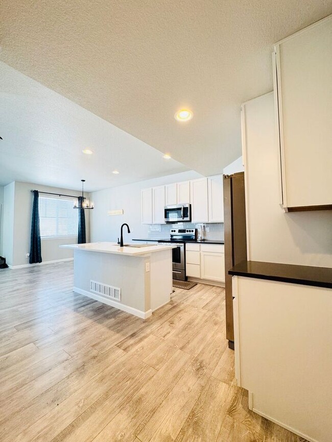 Building Photo - Beautiful 3 bedroom 3.5 bath Townhome Minu...