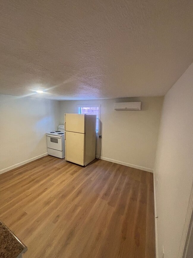 Building Photo - Country Aire