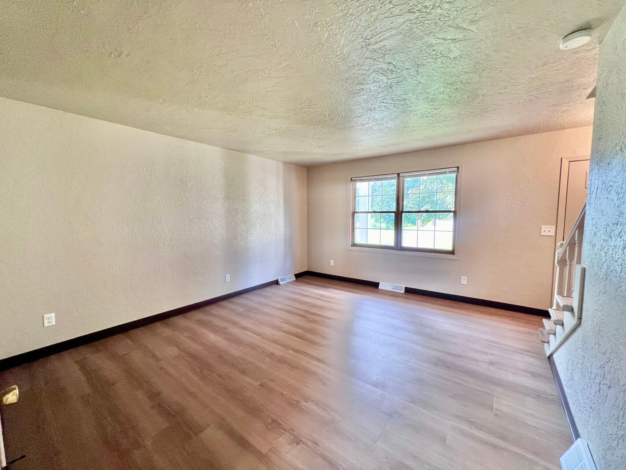 Building Photo - 730 Crestview Dr