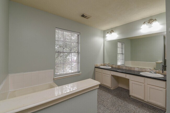 Building Photo - 16818 Parliament St